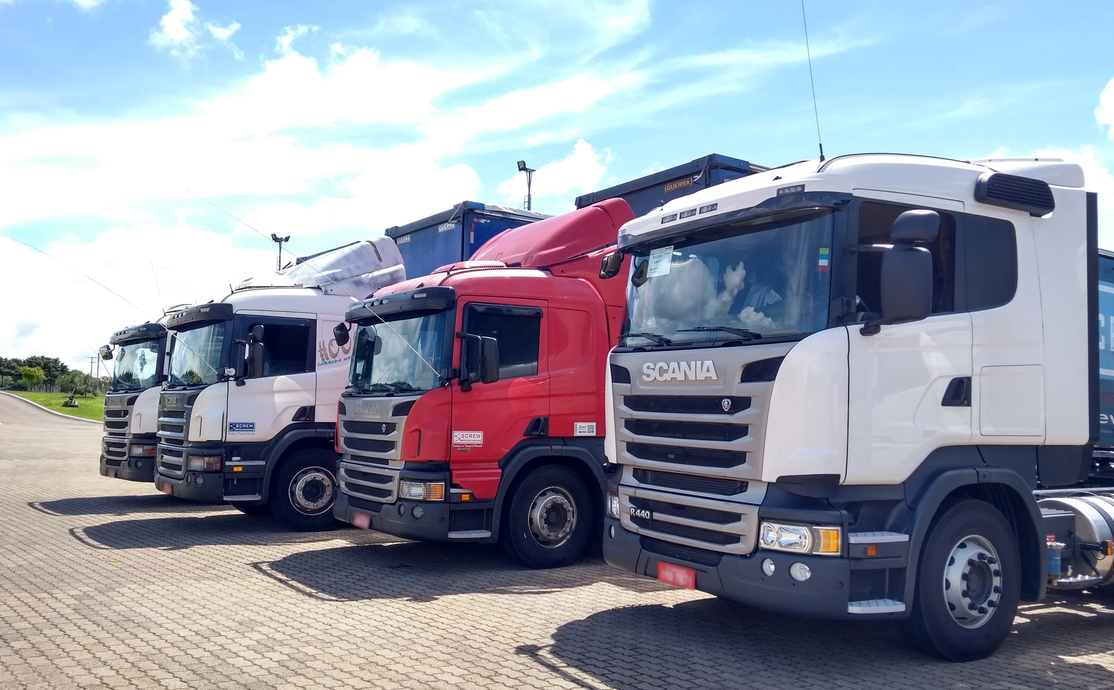 Caminhão Frota JR Flores Transportes